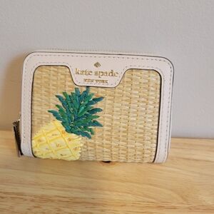 New Kate Spade White and Natural Pineapple Woven Zip Wallet